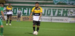 Série C: Lateral do Criciúma fala sobre novo esquema tático e projeta duelo direto
