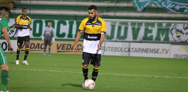 Série C: Lateral do Criciúma fala sobre novo esquema tático e projeta duelo direto