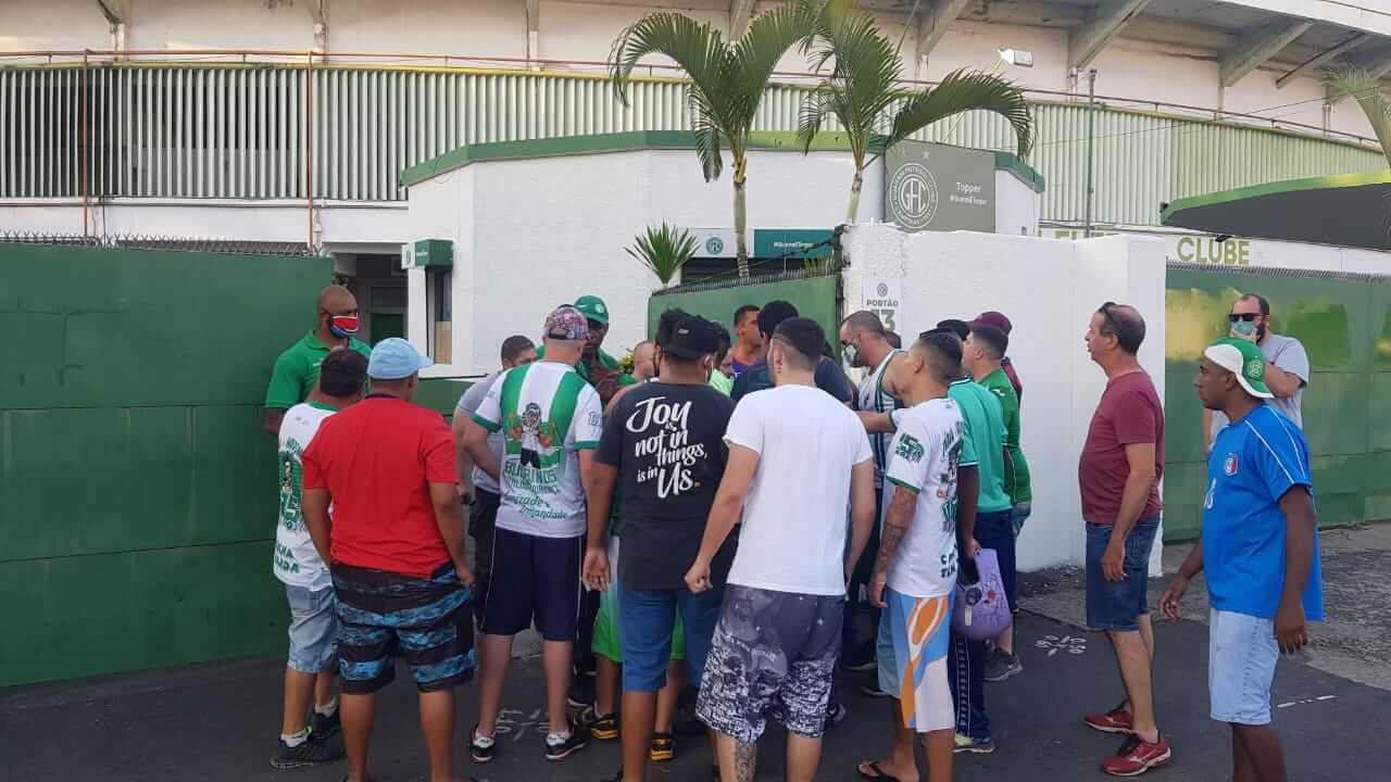 Série B: Torcida do Guarani protesta em frente ao Brinco e presidente pede trégua