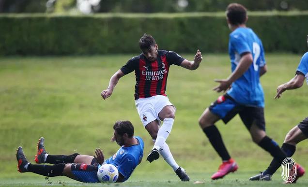 Ex-meia do Flamengo faz dois na vitória do Milan em amistoso