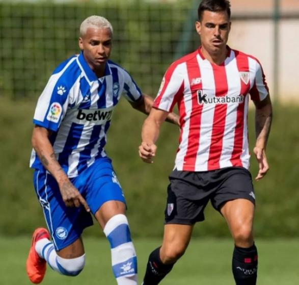 Ex-atacante do Palmeiras marca, mas Alavés perde amistoso contra Bilbao