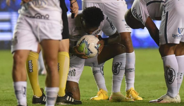 Marinho beija a bola antes de marcar golaço de falta