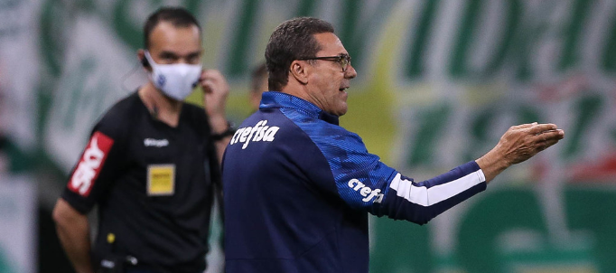 Luxemburgo minimiza discussão com Viña e critica VAR: ‘No vídeo é diferente’