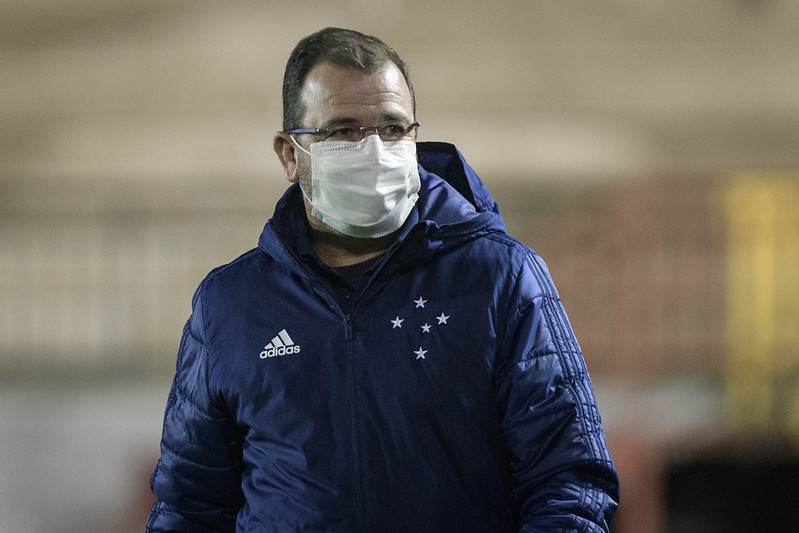 Enderson vê ‘normal’ Cruzeiro fazer 10 pontos em 21 e quebra internet: “Série C”