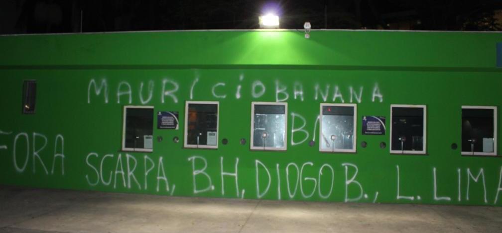 Palmeirenses picham sede do clube e ídolo critica elenco ao pedir raça