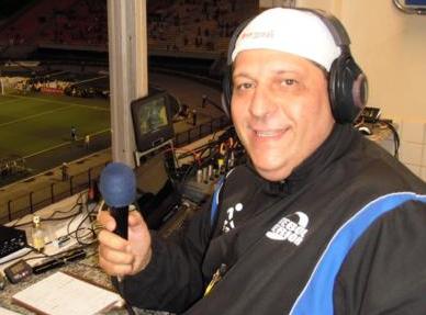 Edson Carlos no microfone da GOL DE PLACA