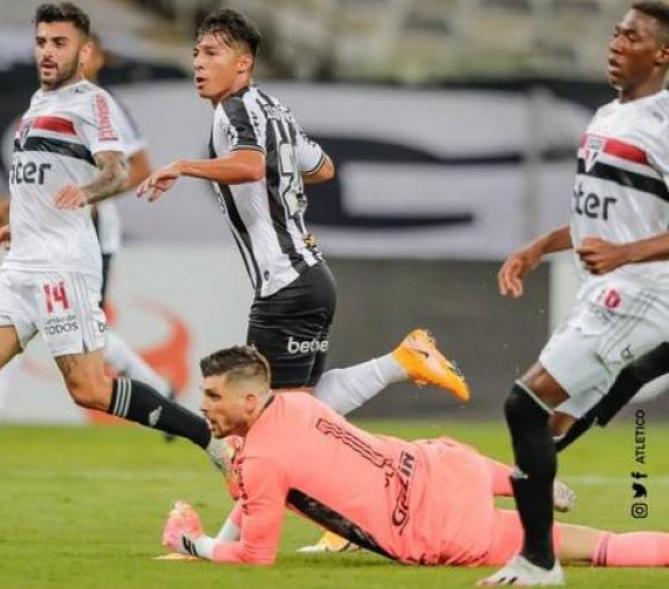 Alan Franco completa para as redes do São Paulo