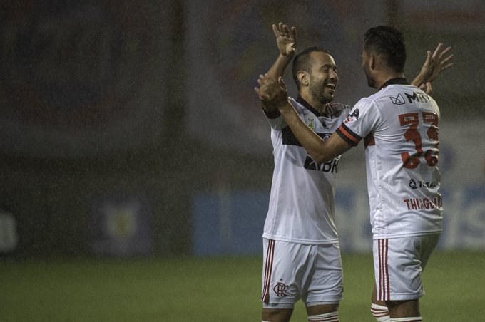 Everton Ribeiro marcou o gol mais bonito da rodada