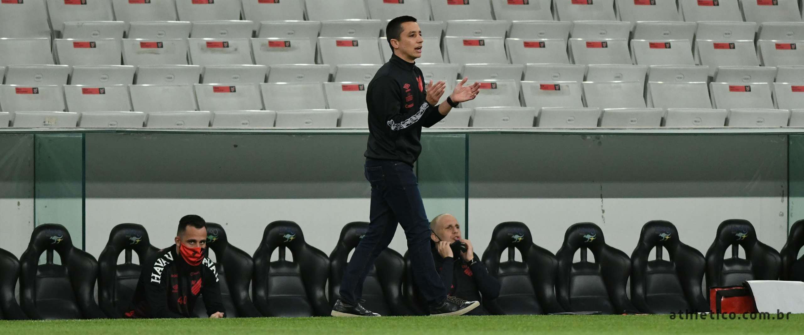 Nikão e Thiago Heleno treinam e devem reforçar Athletico contra Vasco