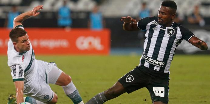 Kalou, à direita, fez boa estreia pelo Fogão