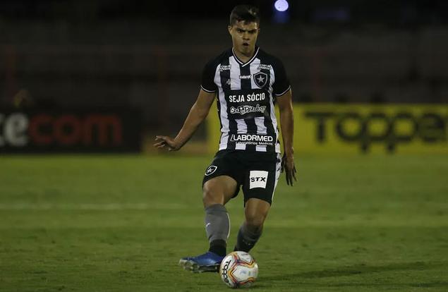Lateral do Botafogo testa positivo para Covid-19 e é cortado do jogo contra o Corinthians