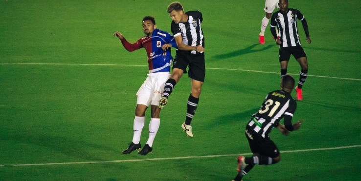 Paraná venceu fora e lidera sozinho