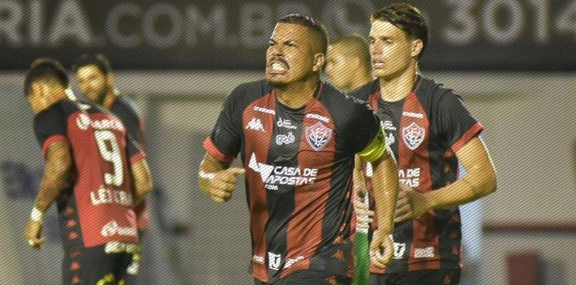 Thiago Carleto marcou gol de pênalti para o Vitória