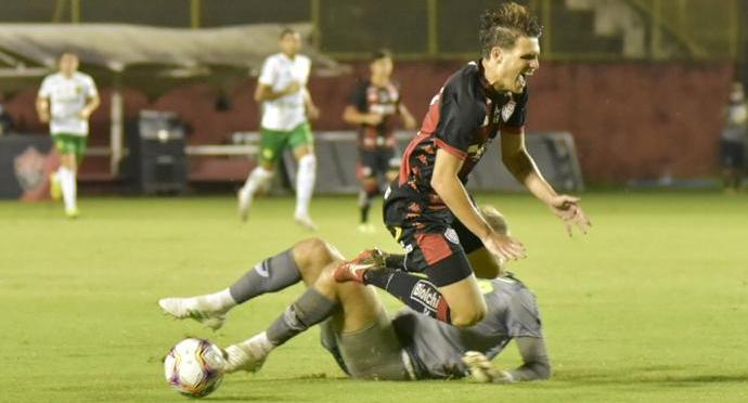 João Carlos faz falta feia e acaba expulso. Foto: Pietro Carpi