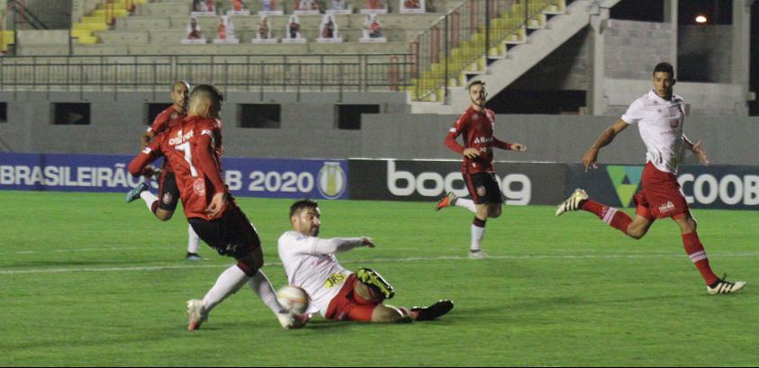 Brasil x Náutico pela Série B. (Foto: Carlos Insaurriaga / Brasil)