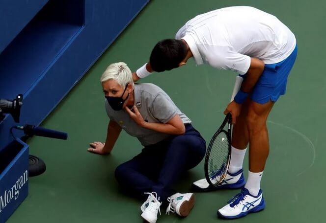 Tênis: Djokovic acerta bolada em juíza de linha e é desclassificado do US Open