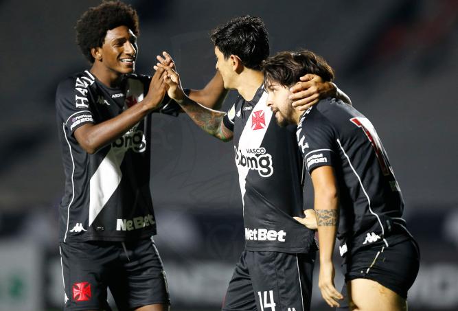 Troca de passes rápidos e gol do Vascão em São Januário