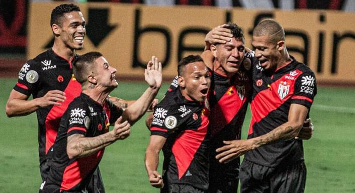 Edson comemora primeiro gol do Atlético-GO