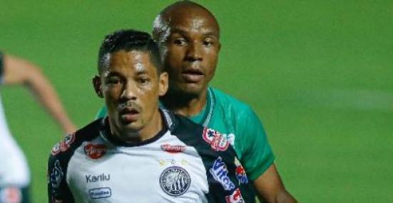 Murilo Rangel (atrás) implacável na marcação