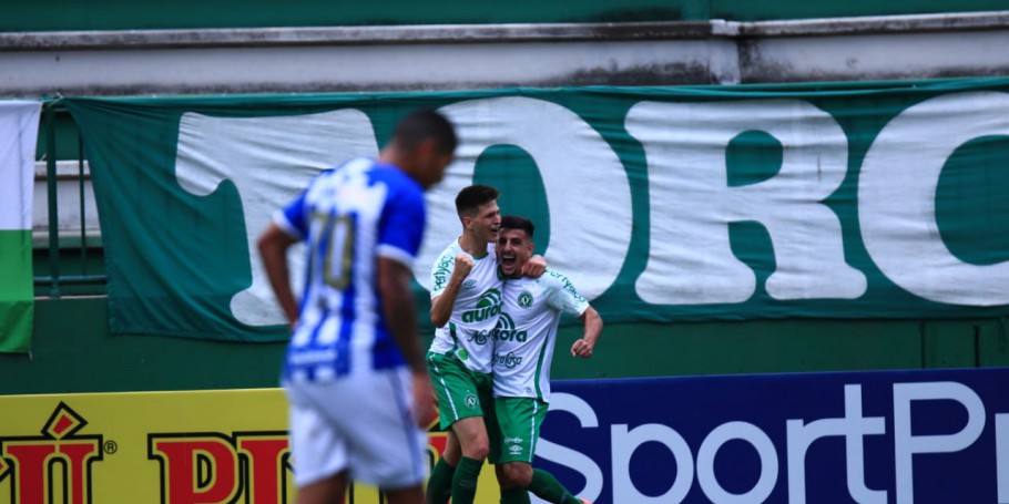 A Chapecoense venceu o clássico contra o Avaí e assumiu a vice-liderança