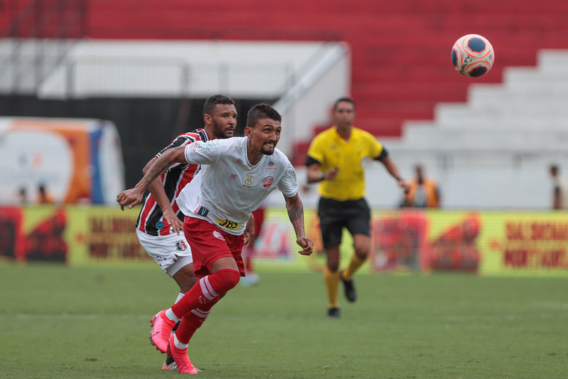 Kieza e mais três são flagrados em festas; Náutico fala e punição interna