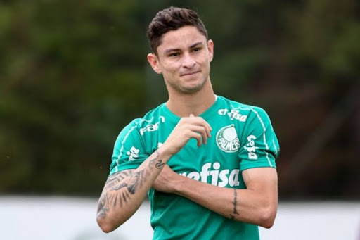 Palmeiras encaminha a saída do lateral-esquerdo para rival do Brasileirão