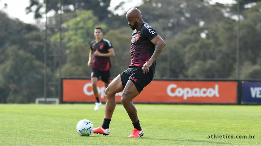 Eduardo Barros ganha reforço de quarteto no Athletico para duelo contra Botafogo