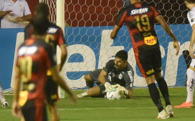 Após virar titular, goleiro ganha aumento e renova contrato com o Santos até 2025
