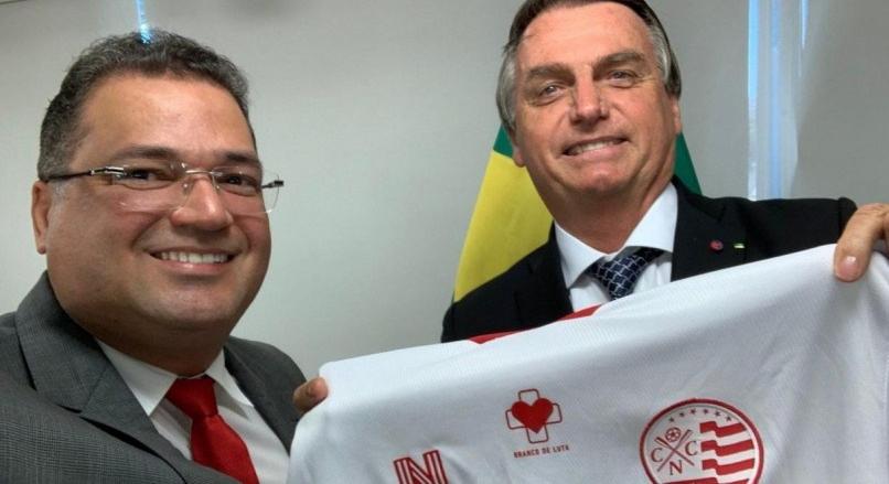 Bolsonaro é presenteado com camisas de clubes das Séries B e C. FOTOS!