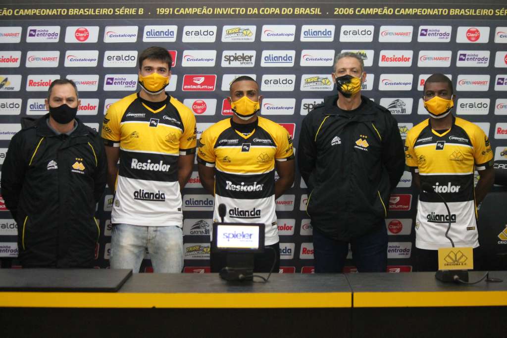 Atletas foram apresentados pelo superintendente do clube Serginho Lopes, e o executivo de futebol Evandro Guimarães (Foto: Celso da Luz/www.criciuma.com.br)