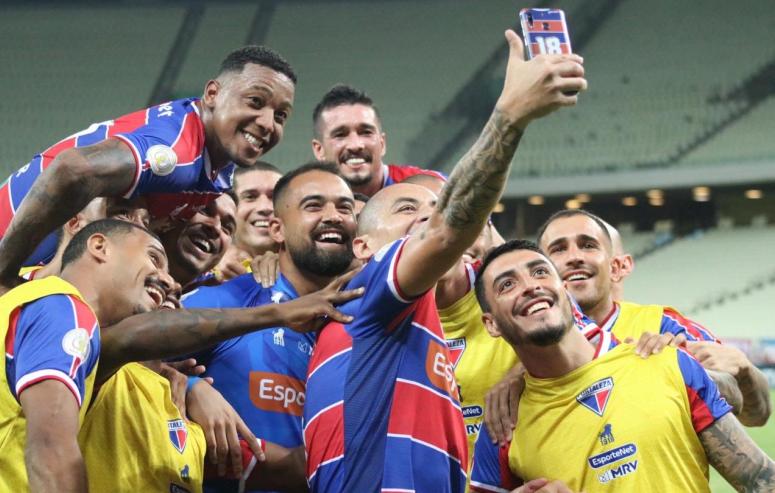 Gol e selfie na comemoração. (Foto: Leonardo Moreira / Fortaleza)