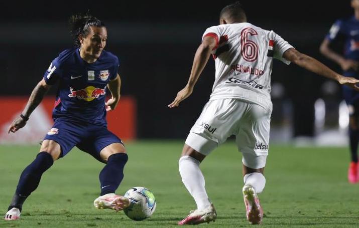 Artur acertou bola na trave e perdeu pênalti depois