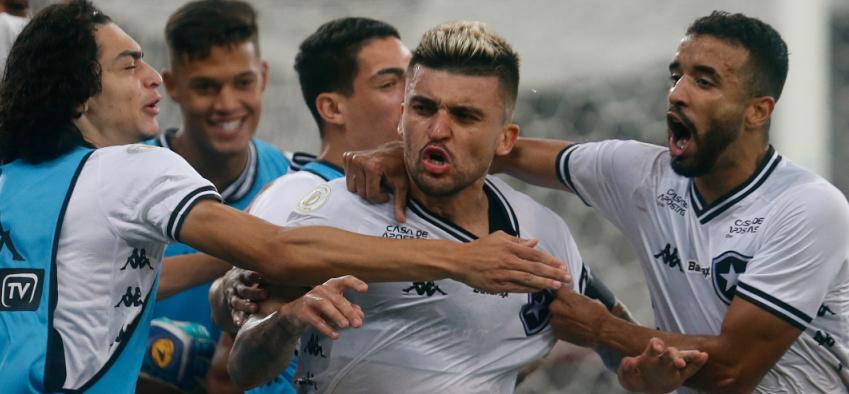 Victor Luis marcou gol do Botafogo no Athletico