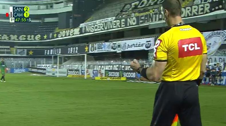 Assistente da Fifa comemora acerto na vitória do Santos sobre o Atlético-MG