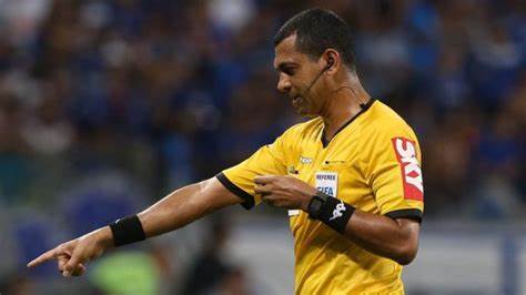 Árbitro comete gafe e expulsa em súmula goleiro errado do Atlético-MG