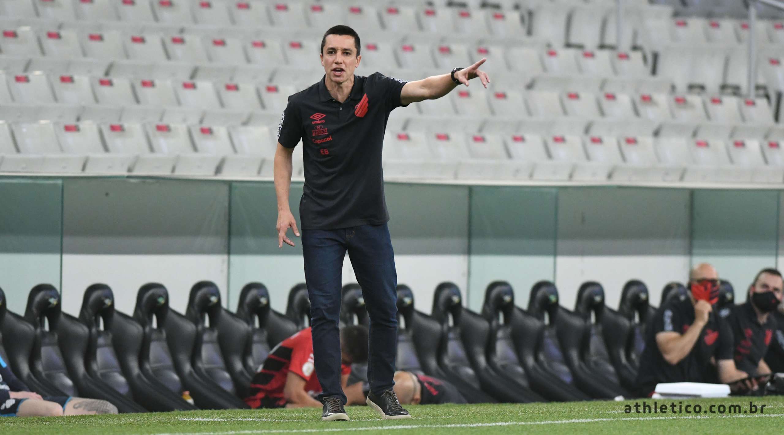 Interino lamenta tropeço do Athletico e pede: “Não desistam do trabalho”