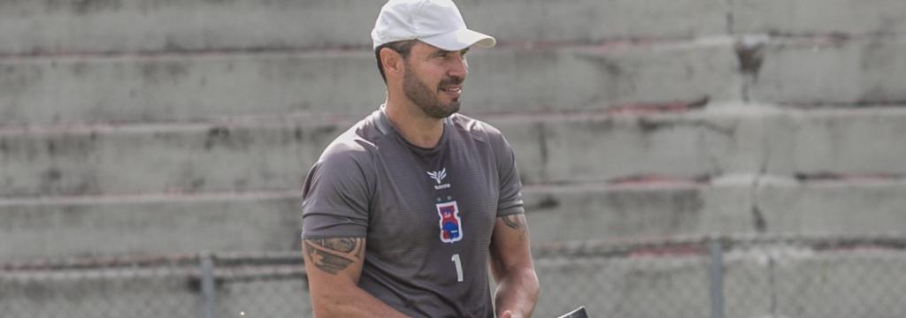 Técnico do Paraná joga aberto após derrota: “Excesso de confiança”