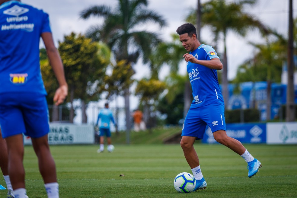 Ex-Athletico aceita reduzir salário para ser reintegrado no Cruzeiro