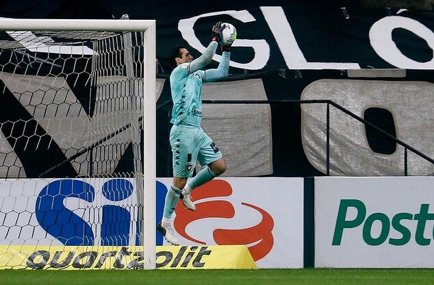 STJD adia julgamento de goleiro do Botafogo por chutar o VAR