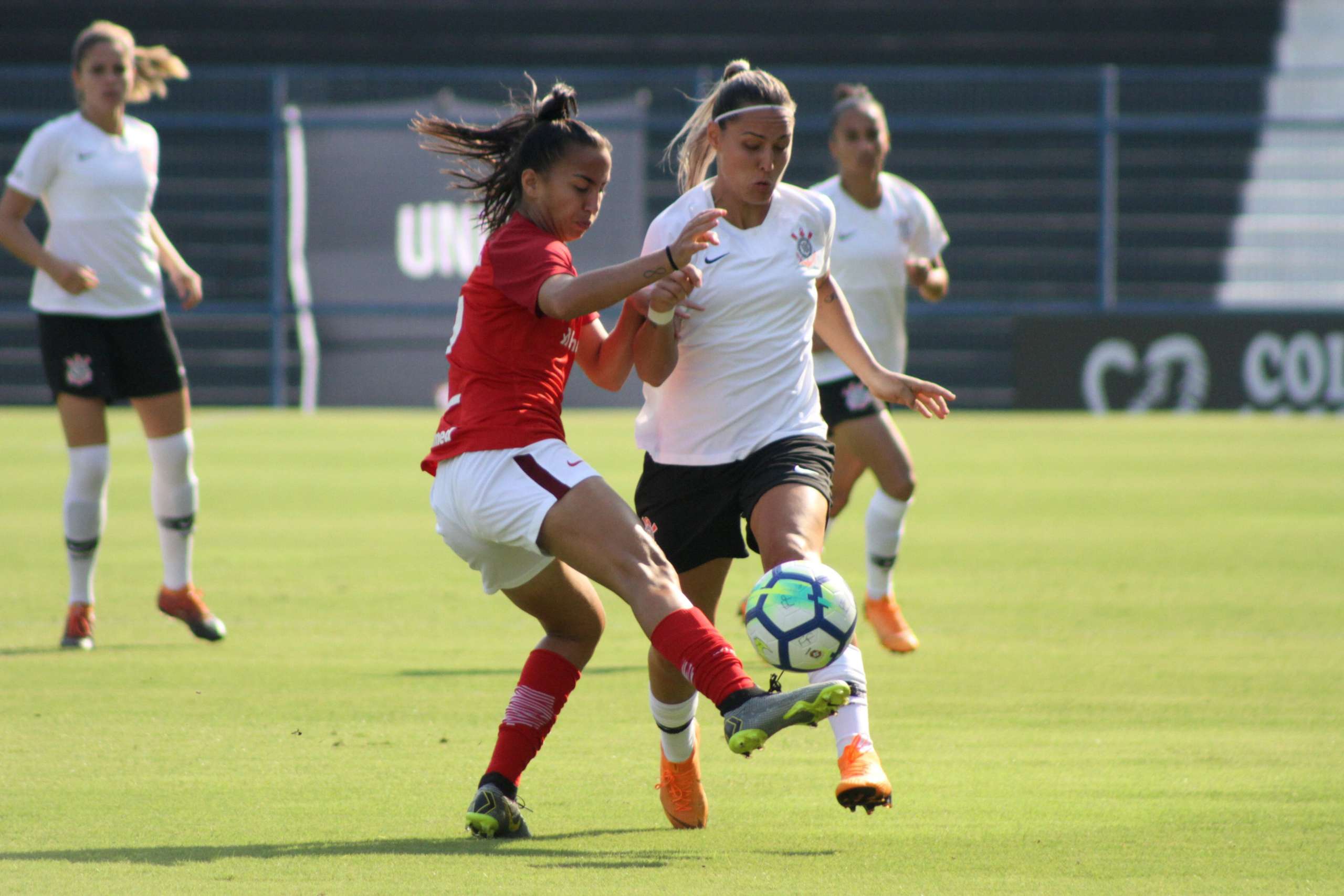 BRASILEIRO FEMININO: Corinthians atropela Internacional e segue à caça do Santos