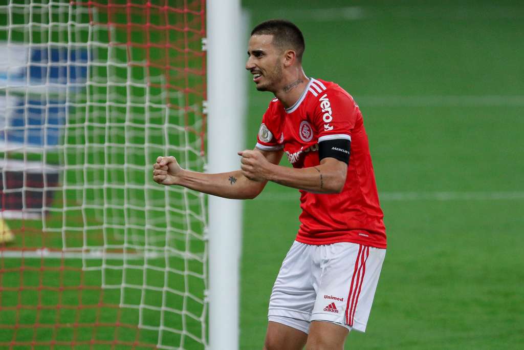 Com oito gols marcados nas últimas seis rodadas, Thiago Galhardo enaltece elenco do Internacional em vitória sobre o Ceará