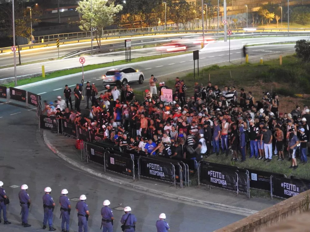 Torcida do Corinthians protesta após derrota para o Palmeiras