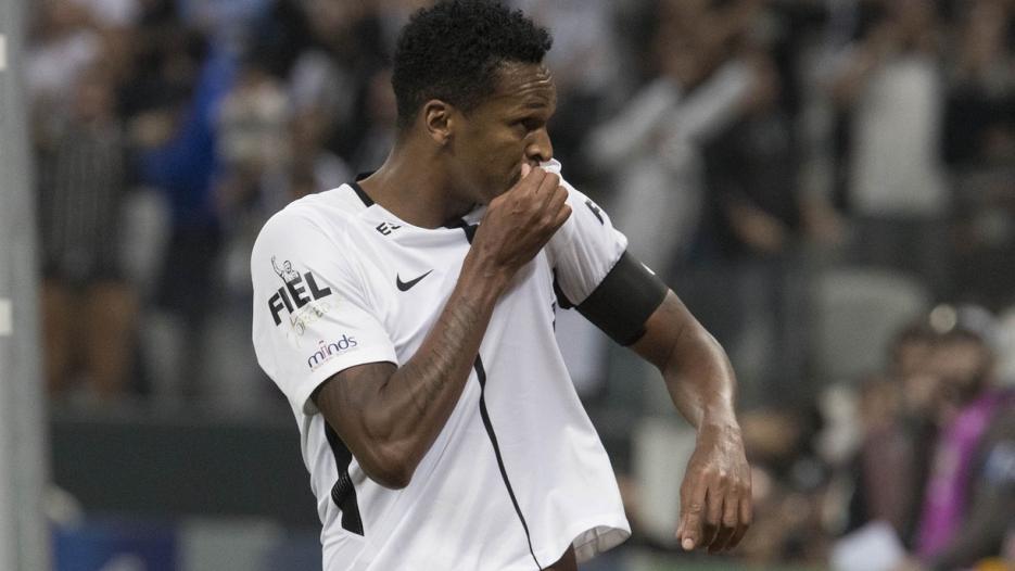 Jô cita cansaço e diz que Corinthians precisa melhorar na base da conversa