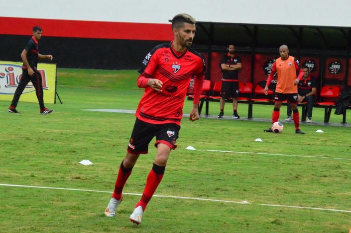 Athletico negocia com xará goiano contratação de ex-meia do Vila Nova