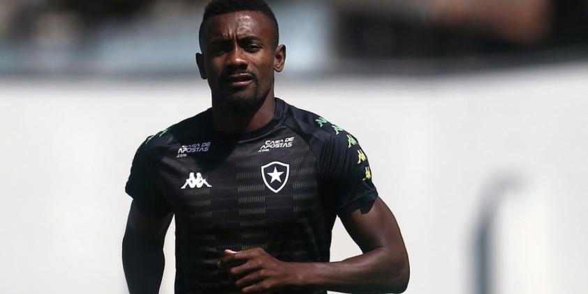 Formatura na Europa tira Kalou do clássico contra o Vasco