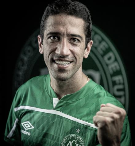 Série B: Chapecoense oficializa contratação de ex-meia do Santos