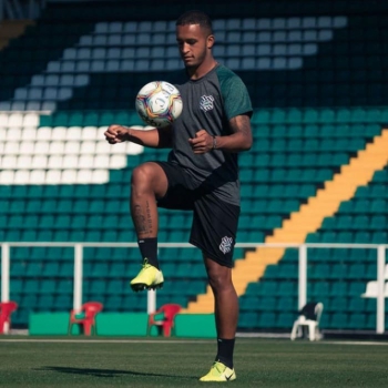 Jogador do Figueirense apresenta documento assinado por síndico que isenta de festas