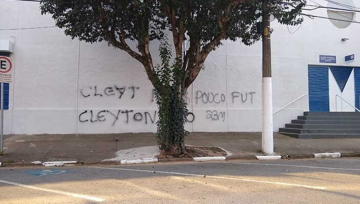 Na degola, time do Brasileirão tem muros do estádio pichados