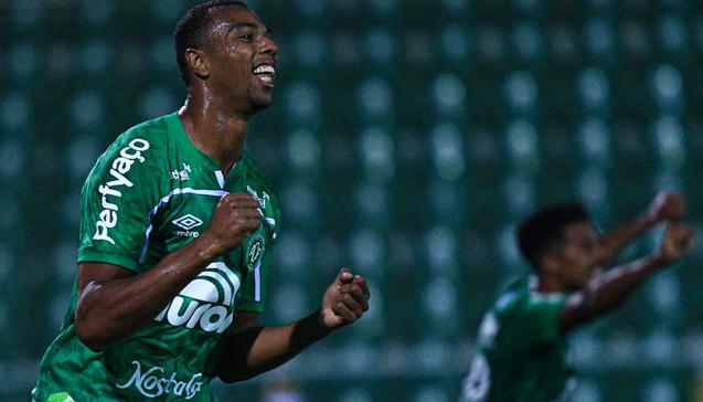 Luiz Otávio marcou um dos gols da Chape na Arena Condá