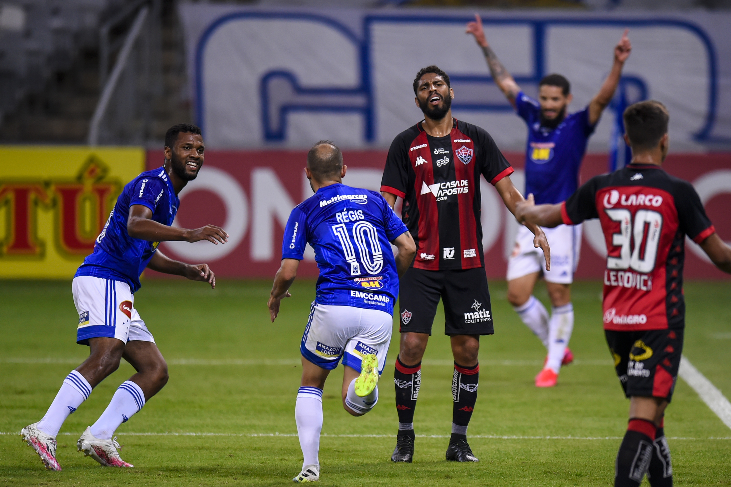 Régis lembra técnico demitido pelo Cruzeiro: “Ele faz parte dessa vitória”